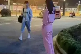 42岁母亲穿粉红衣接儿子，同学却面带“暧昧”，儿子假装不认识图片