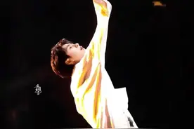 跨年晚会王一博赤足跳舞，真的绝了图片