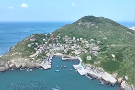 浙江舟山孤独的小海岛，位置偏僻交通不便，表面荒芜实则富裕图片