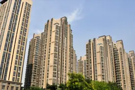 买房合同签了，定金交了，房东却反悔要加价10万，我无语了图片