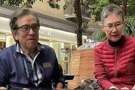 姜大卫夫妇现身佛山！坐路边吃饭接地气，被疑想随女婿移居内地图片