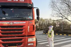政法干警在“疫”线｜抗疫女交警 “疫”线绽芳华图片