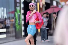 “娘风”吹到重庆观音桥？男子穿着妖娆动作辣眼，声称：哥很享受图片