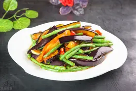 炒茄子，别只知道用盐杀水，多放一勺它，茄子清爽鲜美不腻口图片