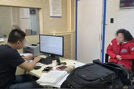 20年，女子虚构行程，利用近900次航班延误骗保近300万，结局如何图片