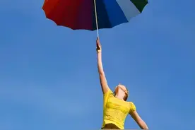 4岁儿童将雨伞当降落伞使用，从26楼跳下，只因模仿动画片情节图片