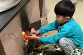 8岁男孩帮妈妈洗碗扫地摘苹果，网友：极度不赞成这种教育方式图片