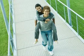 相恋多年，她跟富二代男友回了老家，回来后，她却主动提出了分手图片