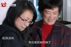 袖珍妈妈捡回女婴，悉心抚养，27年后生母上门，女孩选择让人暖心图片