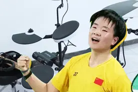 生活中的何冰娇喜欢打鼓玩模型图片