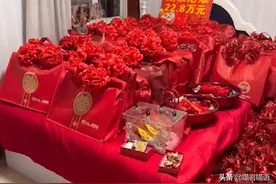 河北一女子出嫁前夜晒幸福，家中布置喜庆，床上22.8万嫁妆很醒目图片