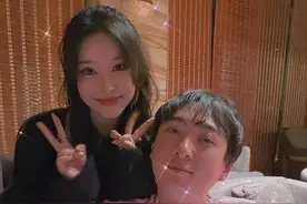 王思聪跟新女友逛街，女友身材火辣三围傲人，网友直呼：请孙一宁图片