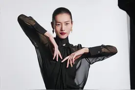 超模刘雯代言，公牛超薄开关引领美学新风潮图片