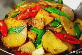 干锅土豆的家常做法，满满一锅，只要几块钱，好吃又下饭，太香了图片