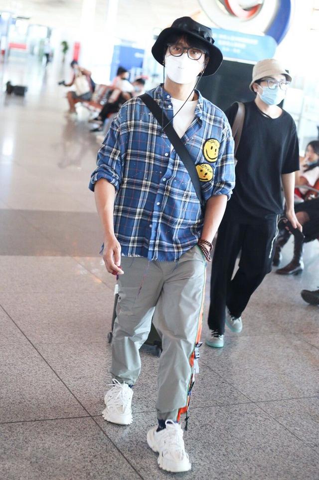 初秋搭配沒靈感?陳坤這3組造型值得參考,46歲穿出26歲的狀態 形象穿搭 第7張-戀愛小秘書-娜米 初秋搭配沒靈感?陳坤這3組造型值得參考,46歲穿出26歲的狀態 形象穿搭 第7張
