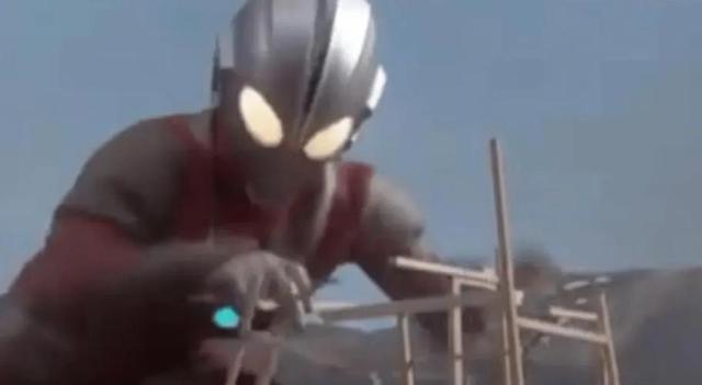 这三个搞笑的奥特曼，除了初代抬不动怪兽，这两个奥特曼心不在焉