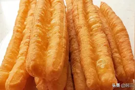 油条别买着吃了，教你在家做，出锅个个蓬松酥脆，超简单一看就会图片