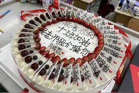 集体泪目！郑州高三生“偷偷”为班主任送蛋糕，写满名字和祝福！图片