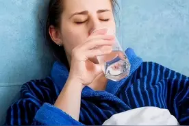 半夜突然醒来，嘴巴又干又苦？别以为是缺水，或与这几个原因有关图片