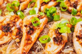 虾不要水煮吃，这样做蒜蓉大虾，蒜香入味，比水煮虾好吃，太香了图片