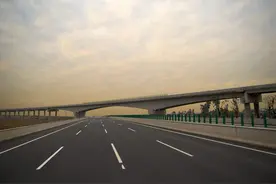 成绵扩容成都收费站设置在小区主干道观湖路旁，不方便居民通行？官方回复图片