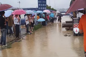 考驾照突遇暴雨，学员们集体挂科？工作人员回应引发众怒：不公平图片