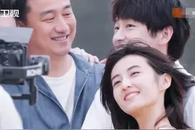 《向往》张子枫海边玩水！光脚丫小腿白净，身材瘦小被何炅搂怀中图片