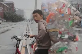 清华小哥捡垃圾17年，走红后被扒：被学校开除图片