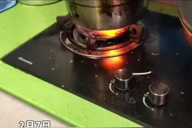 男子回老家过年忘关火，鸡爪从除夕炖到大年初七，网友：丹已炼成图片