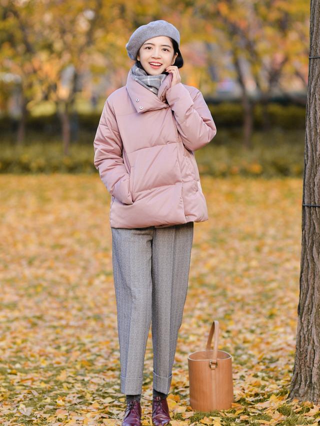 三木又把“短款羽绒服”带火了！这2组搭配保暖高级，小个子也爱