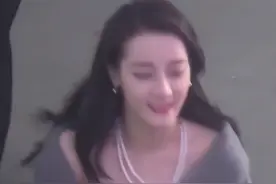 迪丽热巴路透释出，身穿粉色抹胸裙小露香肩，脖间昂贵珠宝吸睛图片