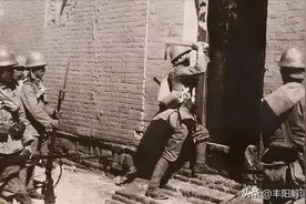 日本占领丰县，一个三岁的农村孩子被炸出了肠子，还在地上爬图片