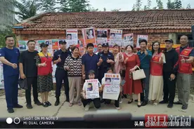 寻亲男子离家30年后带着妻儿回湖北认亲，母亲痛哭相迎图片
