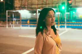 “你看那个女的，胸好大呀。”图片