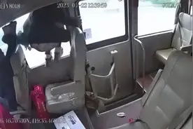 男子高速尿急要下车被拒跳车，警方称伤情不便透露；时速80公里跳车等于从8楼跳下图片