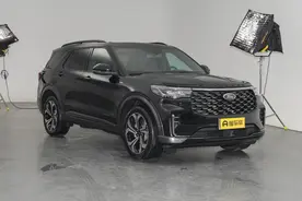 售价37.98万，2.3T + 10AT + 四驱，动力强劲，实拍福特探险者图片