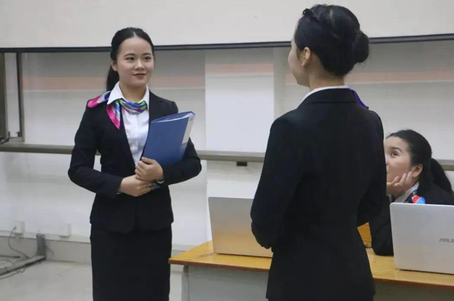 “倒水太满”被辞女生：拿到离职工资