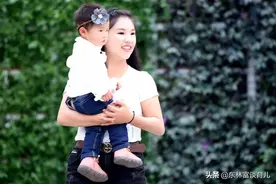 人到中年，才明白了早生孩子和晚生孩子的不同之处图片