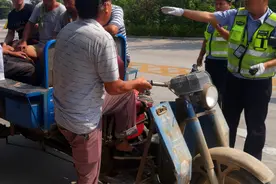 三轮车除了上牌、戴头盔还有“3+2”标准，不然扣车、罚款没商量图片