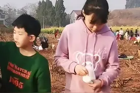 小学生背着锅碗瓢盆去春游，自己挖灶做饭，引发全网怀旧热潮图片