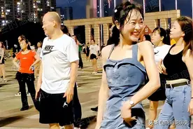 回顾：广东一女子跳广场舞，跳得大汗淋漓，裙子都被打湿了图片