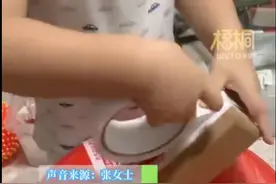 2岁宝宝沉迷于包快递令妈妈发愁，妈妈：他比我包的还快图片