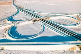 新疆首条沙漠高速公路通车！开启自驾新体验图片