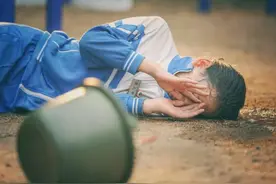 男生制止“校园霸凌”，遭女同学辱骂围堵，老师的做法让人心寒图片