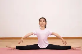 董璇与女儿练亲子瑜伽，6岁小酒窝秀一字马，长相复制爸爸高云翔图片