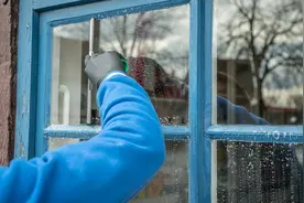 记住这些擦窗小窍门，擦玻璃又快又干净，不留水渍不留痕图片