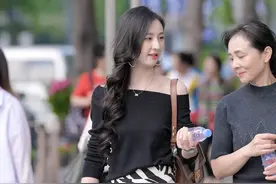 30岁的小姐姐怎么穿？黑色露肩上衣搭配斑马纹半身裙，优雅又大方图片