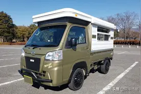 大发货车加车厢变房车，升顶后内高1.9米，可睡4人露营很方便图片