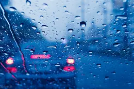 坐在车里，静静的听着下雨的声音，舒缓神经，解压助眠图片