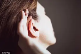 年轻靓女的耳朵竟得了“脚气”？医生：最近很多人中招图片